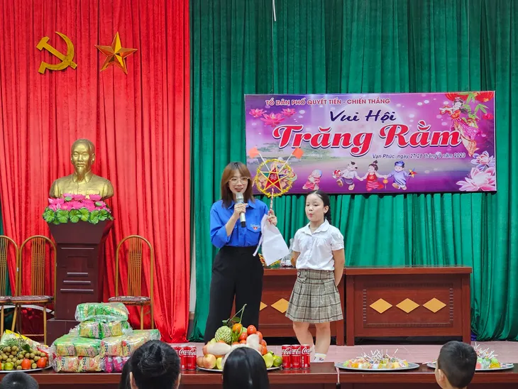 Thiếu nhi háo hức tham gia Vui hội trăng rằm đón Tết Trung thu - Ảnh 13. Thiếu nhi háo hức tham gia Vui hội trăng rằm đón Tết Trung thu - Ảnh 13.