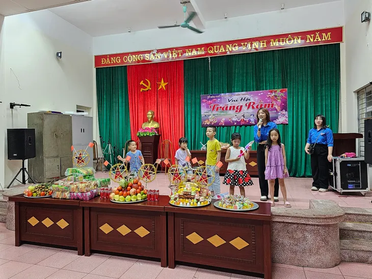 Thiếu nhi háo hức tham gia Vui hội trăng rằm đón Tết Trung thu - Ảnh 8. Thiếu nhi háo hức tham gia Vui hội trăng rằm đón Tết Trung thu - Ảnh 8.