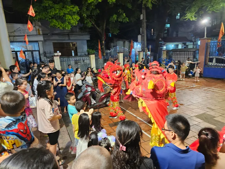 Thiếu nhi háo hức tham gia Vui hội trăng rằm đón Tết Trung thu - Ảnh 10. Thiếu nhi háo hức tham gia Vui hội trăng rằm đón Tết Trung thu - Ảnh 10.