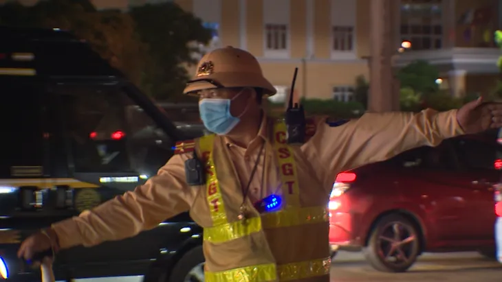 Nhiều phương tiện nối đuôi nhau, di chuyển chậm trên cao tốc Pháp Vân - Cầu Giẽ trở về Hà Nội - Ảnh 5. Nhiều phương tiện nối đuôi nhau, di chuyển chậm trên cao tốc Pháp Vân - Cầu Giẽ trở về Hà Nội - Ảnh 5.