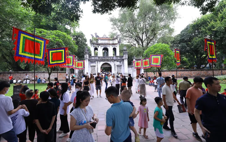 Di tích, bảo tàng tại Hà Nội hút khách dịp lễ 2/9 - Ảnh 1. Di tích, bảo tàng tại Hà Nội hút khách dịp lễ 2/9 - Ảnh 1.