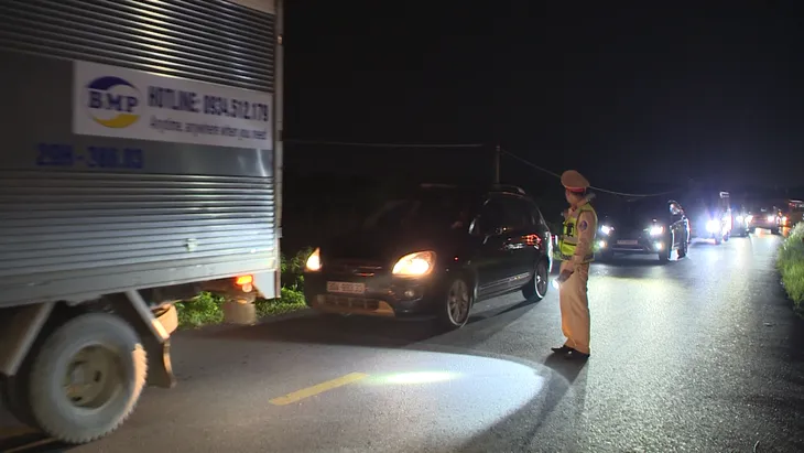 Nhiều phương tiện nối đuôi nhau, di chuyển chậm trên cao tốc Pháp Vân - Cầu Giẽ trở về Hà Nội - Ảnh 3. Nhiều phương tiện nối đuôi nhau, di chuyển chậm trên cao tốc Pháp Vân - Cầu Giẽ trở về Hà Nội - Ảnh 3.