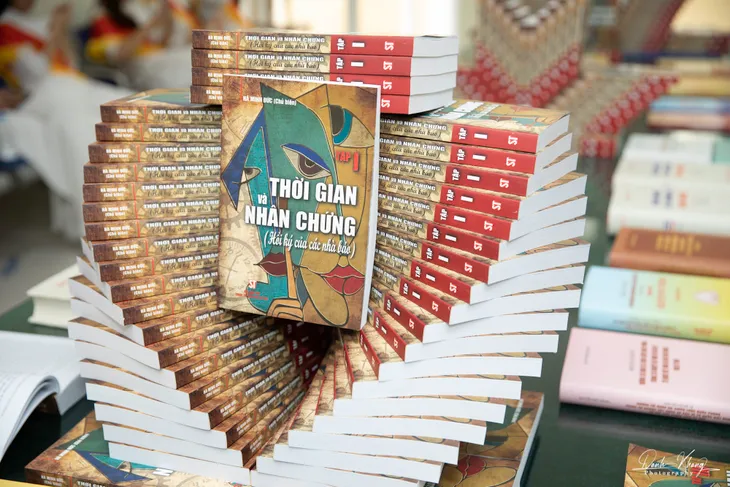 Chuyện đời, chuyện nghề của các nhà báo lão thành qua hồi ký Thời gian và nhân chứng - Ảnh 2. Chuyện đời, chuyện nghề của các nhà báo lão thành qua hồi ký Thời gian và nhân chứng - Ảnh 2.