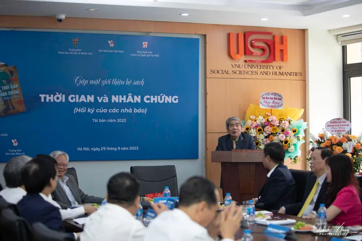 Chuyện đời, chuyện nghề của các nhà báo lão thành qua hồi ký Thời gian và nhân chứng - Ảnh 1. Chuyện đời, chuyện nghề của các nhà báo lão thành qua hồi ký Thời gian và nhân chứng - Ảnh 1.