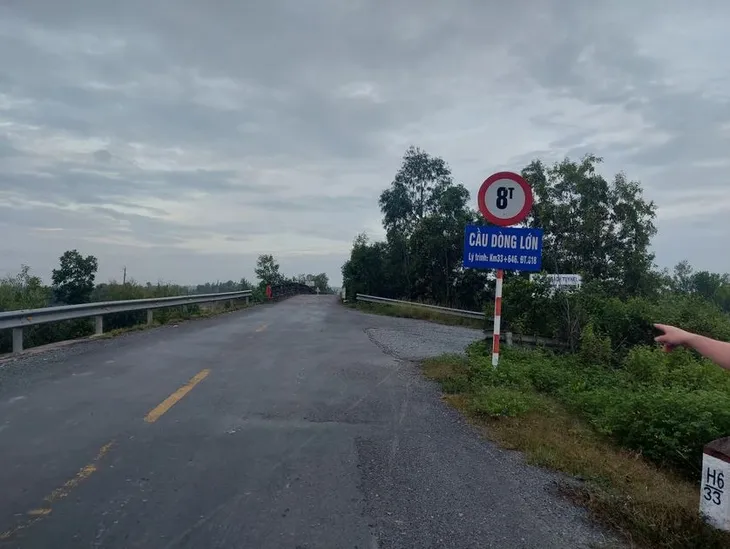 Long An: Táo tợn đặt bàn chông đinh bẫy xe ô tô trên tỉnh lộ 818 - Ảnh 2. Long An: Táo tợn đặt bàn chông đinh bẫy xe ô tô trên tỉnh lộ 818 - Ảnh 2.