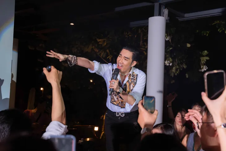 Quang Hà cháy trong mưa cùng gần 500 khán giả tại Nha Trang - Ảnh 1. Quang Hà cháy trong mưa cùng gần 500 khán giả tại Nha Trang - Ảnh 1.