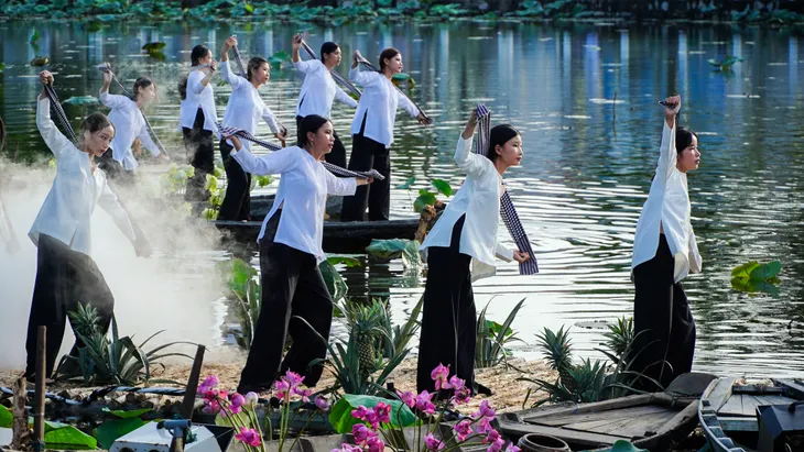 Ấn tượng với màn trình diễn áo bà ba tại Festival ở Hậu Giang - Ảnh 2.