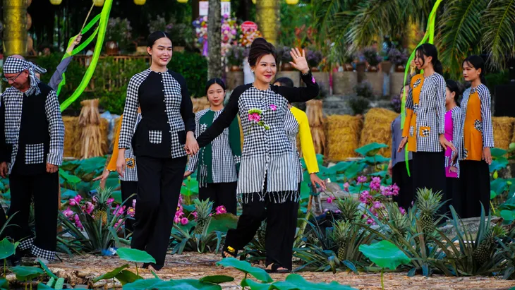 Ấn tượng với màn trình diễn áo bà ba tại Festival ở Hậu Giang - Ảnh 3.