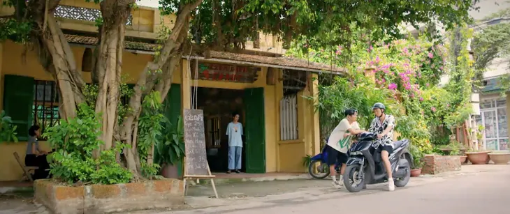 Không ngại cưới chỉ cần một lý do - Tập 4: Say rượu, Yến (Hoàng Thuỳ Linh) mượn Phong (Nhan Phúc Vinh) làm người yêu - Ảnh 6. Không ngại cưới chỉ cần một lý do - Tập 4: Say rượu, Yến (Hoàng Thuỳ Linh) mượn Phong (Nhan Phúc Vinh) làm người yêu - Ảnh 6.