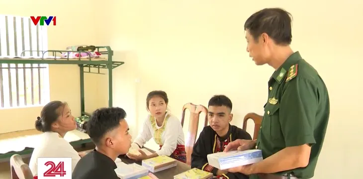 Học sinh vùng cao háo hức chuẩn bị năm học mới - Ảnh 2. Học sinh vùng cao háo hức chuẩn bị năm học mới - Ảnh 2.