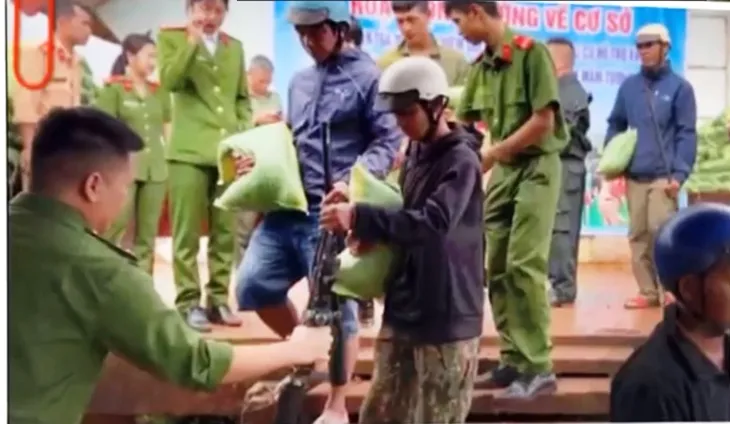 Đổi vũ khí lấy gạo - Ảnh 1.