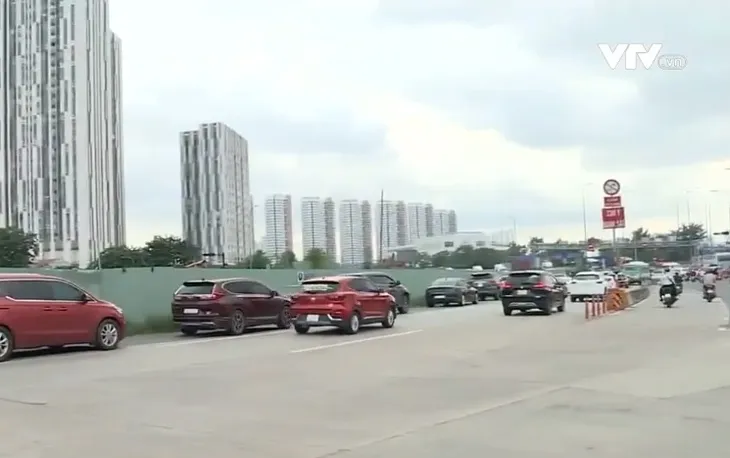 Ngày cuối nghỉ lễ, nhiều cửa ngõ Hà Nội và TP Hồ Chí Minh không quá ùn tắc - Ảnh 4. Ngày cuối nghỉ lễ, nhiều cửa ngõ Hà Nội và TP Hồ Chí Minh không quá ùn tắc - Ảnh 4.