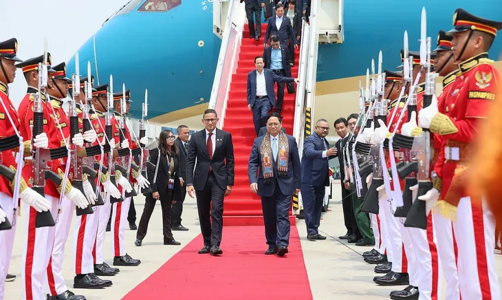 Thủ tướng Phạm Minh Chính đến Indonesia, bắt đầu tham dự Hội nghị cấp cao ASEAN lần thứ 4 - Ảnh 4. Thủ tướng Phạm Minh Chính đến Indonesia, bắt đầu tham dự Hội nghị cấp cao ASEAN lần thứ 4 - Ảnh 4.