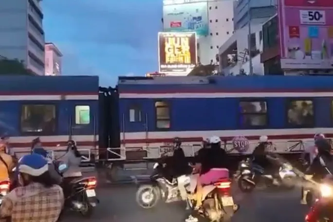 TP Hồ Chí Minh: Người đàn ông lao ra giữa đường ray bị tàu tông trực diện - Ảnh 1. TP Hồ Chí Minh: Người đàn ông lao ra giữa đường ray bị tàu tông trực diện - Ảnh 1.