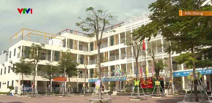 Các địa phương trên cả nước đồng loạt khai giảng năm học mới - Ảnh 2.