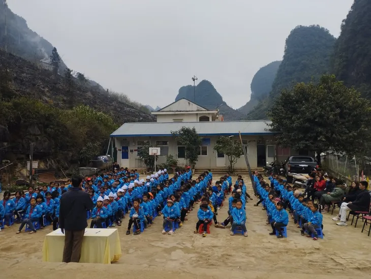 Đồng phục Hồng Hà chung tay hỗ trợ, trao yêu thương đến trẻ em vùng cao - Ảnh 1. Đồng phục Hồng Hà chung tay hỗ trợ, trao yêu thương đến trẻ em vùng cao - Ảnh 1.