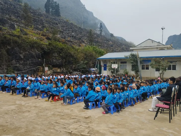 Đồng phục Hồng Hà chung tay hỗ trợ, trao yêu thương đến trẻ em vùng cao - Ảnh 2. Đồng phục Hồng Hà chung tay hỗ trợ, trao yêu thương đến trẻ em vùng cao - Ảnh 2.