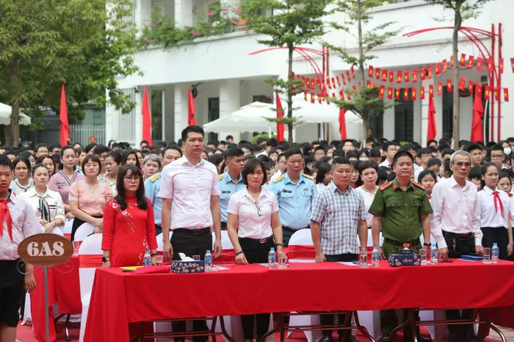 Thầy - trò cả nước rộn ràng bước vào năm học mới - Ảnh 21. Thầy - trò cả nước rộn ràng bước vào năm học mới - Ảnh 21.