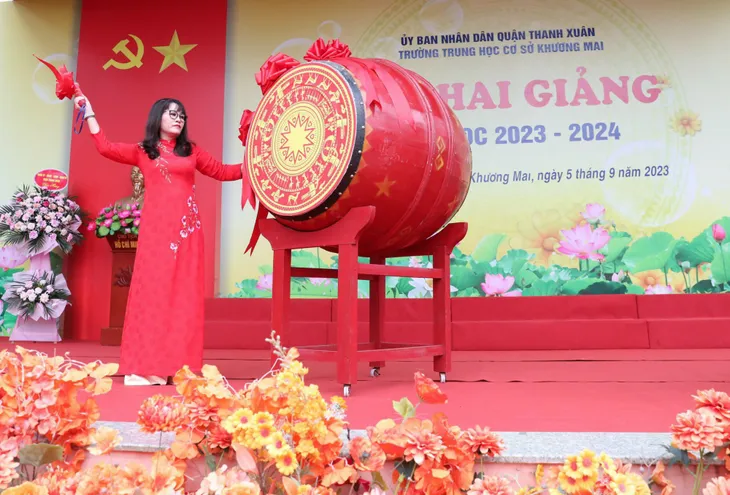 Thầy - trò cả nước rộn ràng bước vào năm học mới - Ảnh 18. Thầy - trò cả nước rộn ràng bước vào năm học mới - Ảnh 18.