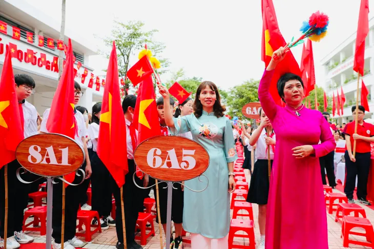 Thầy - trò cả nước rộn ràng bước vào năm học mới - Ảnh 19. Thầy - trò cả nước rộn ràng bước vào năm học mới - Ảnh 19.