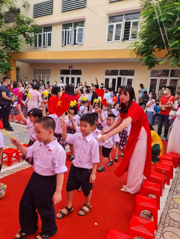 Thầy - trò cả nước rộn ràng bước vào năm học mới - Ảnh 20. Thầy - trò cả nước rộn ràng bước vào năm học mới - Ảnh 20.