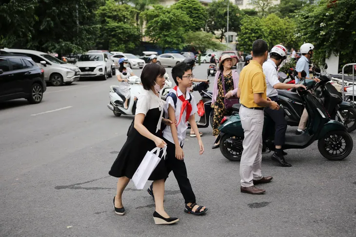Thầy - trò cả nước rộn ràng bước vào năm học mới - Ảnh 8. Thầy - trò cả nước rộn ràng bước vào năm học mới - Ảnh 8.
