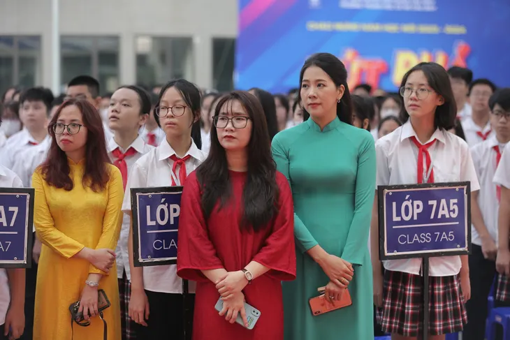 Thầy - trò cả nước rộn ràng bước vào năm học mới - Ảnh 6. Thầy - trò cả nước rộn ràng bước vào năm học mới - Ảnh 6.