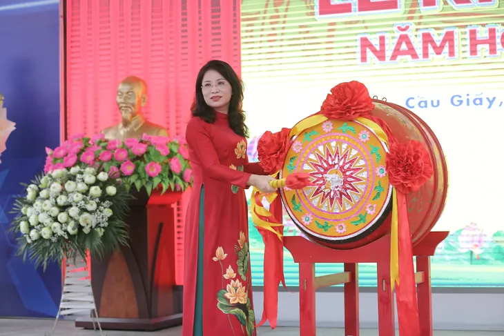 Thầy - trò cả nước rộn ràng bước vào năm học mới - Ảnh 5. Thầy - trò cả nước rộn ràng bước vào năm học mới - Ảnh 5.