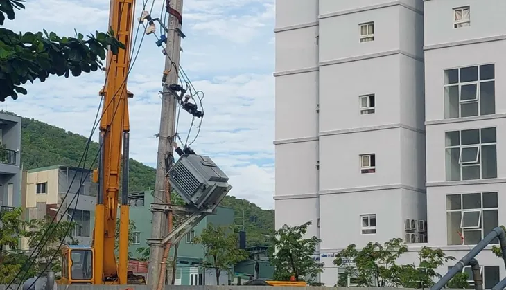 Khắc phục sự cố đường sụt lún sau mưa lớn tại Bình Định - Ảnh 2. Khắc phục sự cố đường sụt lún sau mưa lớn tại Bình Định - Ảnh 2.