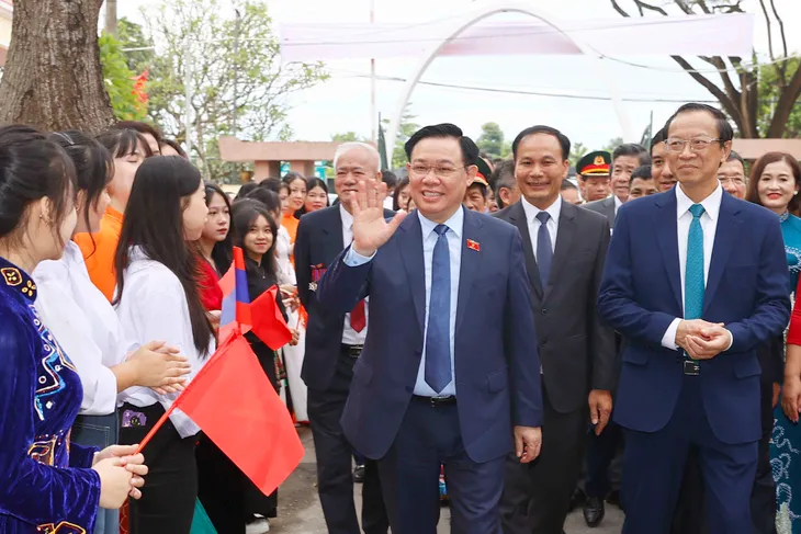 Thầy - trò cả nước rộn ràng bước vào năm học mới - Ảnh 2. Thầy - trò cả nước rộn ràng bước vào năm học mới - Ảnh 2.