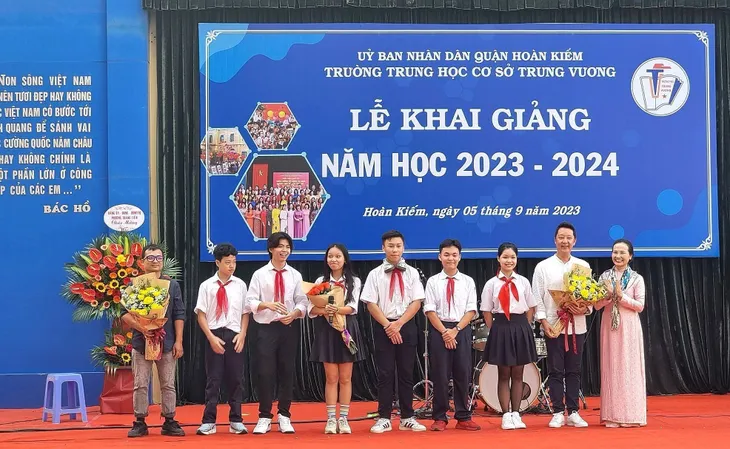 Gần 2,3 triệu học sinh Thủ đô Hà Nội hân hoan đón năm học mới - Ảnh 4. Gần 2,3 triệu học sinh Thủ đô Hà Nội hân hoan đón năm học mới - Ảnh 4.