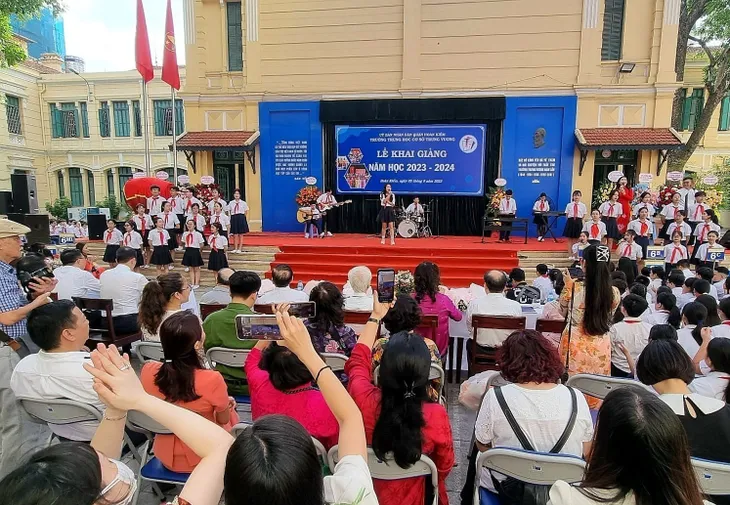 Gần 2,3 triệu học sinh Thủ đô Hà Nội hân hoan đón năm học mới - Ảnh 2. Gần 2,3 triệu học sinh Thủ đô Hà Nội hân hoan đón năm học mới - Ảnh 2.