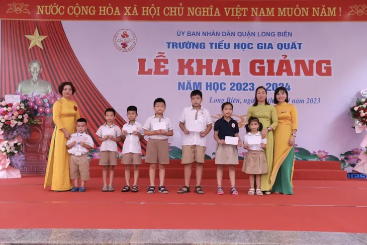Gần 2,3 triệu học sinh Thủ đô Hà Nội hân hoan đón năm học mới - Ảnh 3. Gần 2,3 triệu học sinh Thủ đô Hà Nội hân hoan đón năm học mới - Ảnh 3.