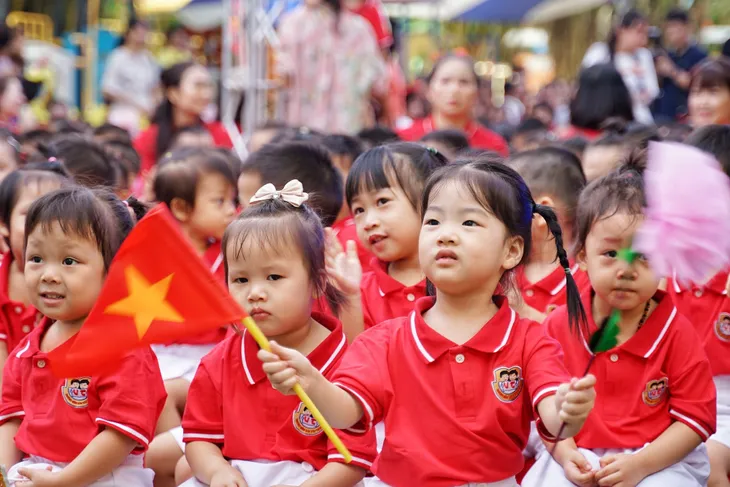 Gần 2,3 triệu học sinh Thủ đô Hà Nội hân hoan đón năm học mới - Ảnh 1. Gần 2,3 triệu học sinh Thủ đô Hà Nội hân hoan đón năm học mới - Ảnh 1.