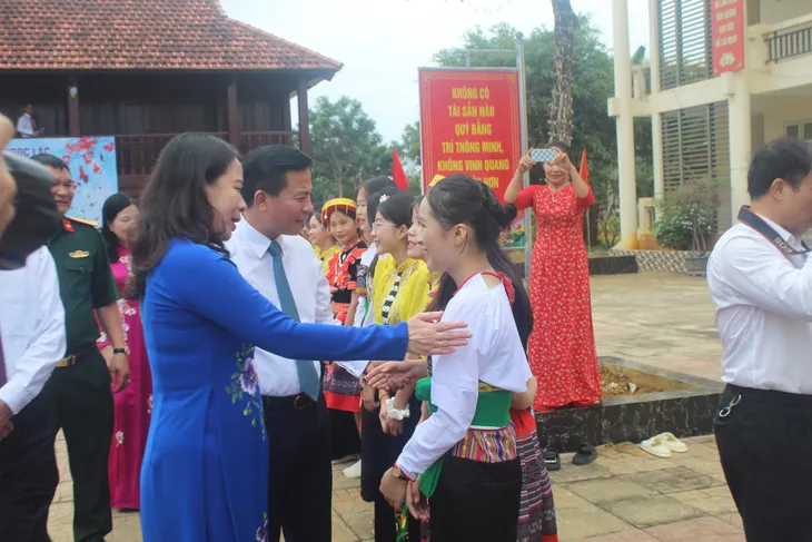 Phó Chủ tịch nước Võ Thị Ánh Xuân dự khai giảng tại Trường THPT Dân tộc nội trú Ngọc Lặc, Thanh Hóa - Ảnh 1. Phó Chủ tịch nước Võ Thị Ánh Xuân dự khai giảng tại Trường THPT Dân tộc nội trú Ngọc Lặc, Thanh Hóa - Ảnh 1.