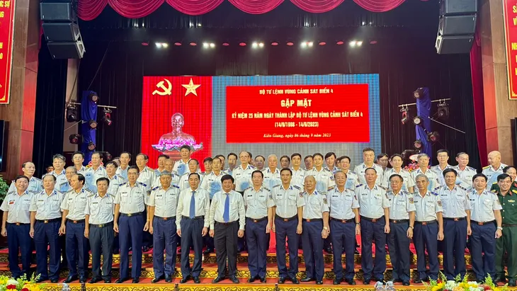 Bộ Tư lệnh Vùng Cảnh sát biển 4 kỷ niệm 25 năm thành lập - Ảnh 3. Bộ Tư lệnh Vùng Cảnh sát biển 4 kỷ niệm 25 năm thành lập - Ảnh 3.