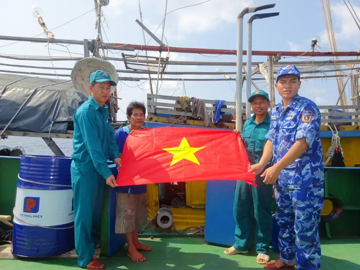 Bộ Tư lệnh Vùng Cảnh sát biển 4 kỷ niệm 25 năm thành lập - Ảnh 4. Bộ Tư lệnh Vùng Cảnh sát biển 4 kỷ niệm 25 năm thành lập - Ảnh 4.