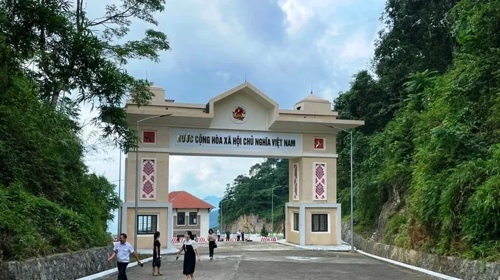 Sôi động hoạt động giao thương tại cửa khẩu Việt - Trung - Ảnh 1. Sôi động hoạt động giao thương tại cửa khẩu Việt - Trung - Ảnh 1.