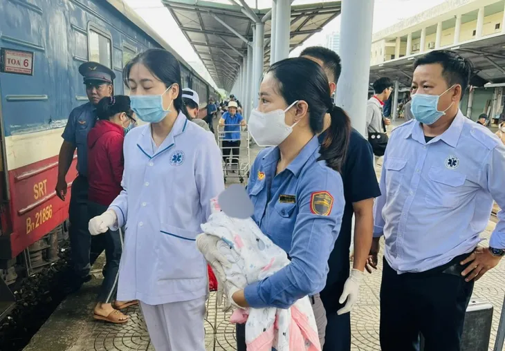 Đỡ đẻ thành công cho hành khách sinh con trên tàu SE22 - Ảnh 1. Đỡ đẻ thành công cho hành khách sinh con trên tàu SE22 - Ảnh 1.