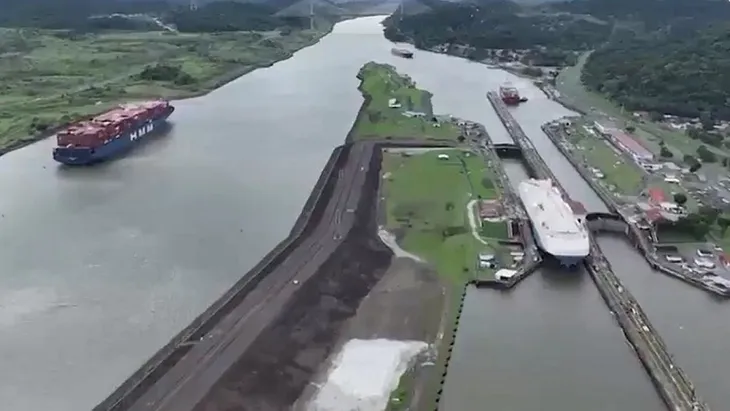 Ùn ứ tàu thuyền qua kênh đào Panama do khô hạn - Ảnh 1. Ùn ứ tàu thuyền qua kênh đào Panama do khô hạn - Ảnh 1.