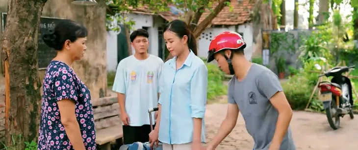 Làng trong phố - Tập 28: Hiếu tự ti vì mất việc đúng lúc Hoài sắp được thăng chức - Ảnh 14. Làng trong phố - Tập 28: Hiếu tự ti vì mất việc đúng lúc Hoài sắp được thăng chức - Ảnh 14.