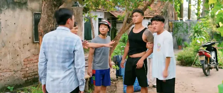 Làng trong phố - Tập 28: Hiếu tự ti vì mất việc đúng lúc Hoài sắp được thăng chức - Ảnh 18. Làng trong phố - Tập 28: Hiếu tự ti vì mất việc đúng lúc Hoài sắp được thăng chức - Ảnh 18.