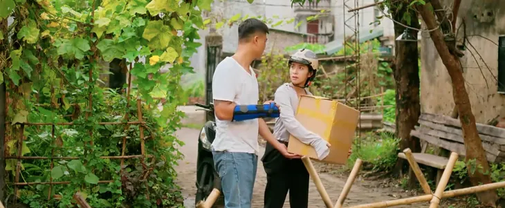 Làng trong phố - Tập 28: Hiếu tự ti vì mất việc đúng lúc Hoài sắp được thăng chức - Ảnh 1. Làng trong phố - Tập 28: Hiếu tự ti vì mất việc đúng lúc Hoài sắp được thăng chức - Ảnh 1.