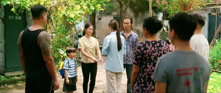 Làng trong phố - Tập 28: Hiếu tự ti vì mất việc đúng lúc Hoài sắp được thăng chức - Ảnh 24. Làng trong phố - Tập 28: Hiếu tự ti vì mất việc đúng lúc Hoài sắp được thăng chức - Ảnh 24.