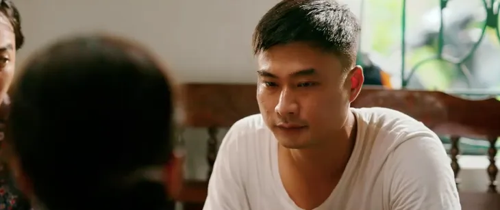 Làng trong phố - Tập 28: Hiếu tự ti vì mất việc đúng lúc Hoài sắp được thăng chức - Ảnh 2. Làng trong phố - Tập 28: Hiếu tự ti vì mất việc đúng lúc Hoài sắp được thăng chức - Ảnh 2.
