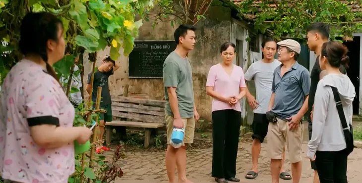 Làng trong phố - Tập 29: Mến kêu cứu khi thấy vợ ngất xỉu - Ảnh 9. Làng trong phố - Tập 29: Mến kêu cứu khi thấy vợ ngất xỉu - Ảnh 9.