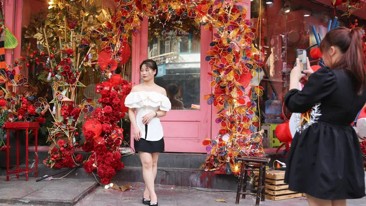 Phố Hàng Mã rực rỡ sắc màu trước Tết Trung thu - Ảnh 6. Phố Hàng Mã rực rỡ sắc màu trước Tết Trung thu - Ảnh 6.