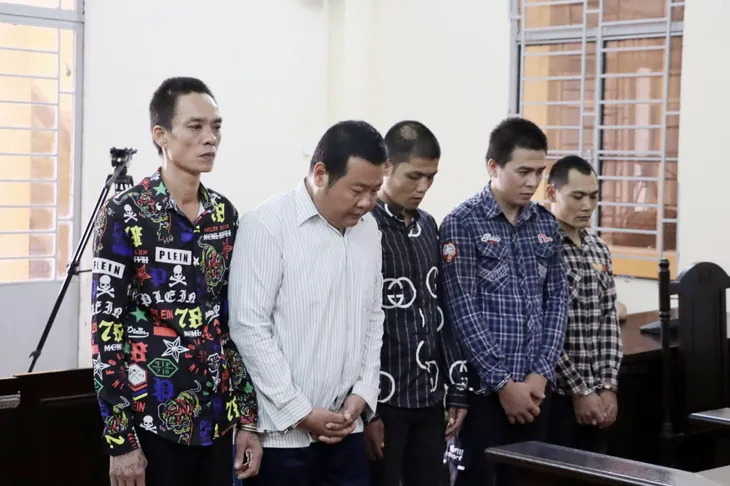 Phạt tù nhóm ngư dân hành hạ “bạn thuyền” trên biển - Ảnh 1. Phạt tù nhóm ngư dân hành hạ “bạn thuyền” trên biển - Ảnh 1.