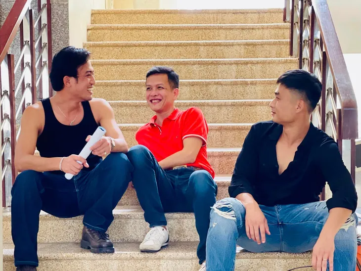 Làng trong phố kết thúc, Duy Hưng đăng loạt ảnh kỷ niệm cùng đoàn phim - Ảnh 4. Làng trong phố kết thúc, Duy Hưng đăng loạt ảnh kỷ niệm cùng đoàn phim - Ảnh 4.