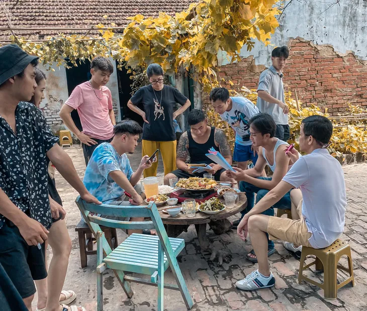 Làng trong phố kết thúc, Duy Hưng đăng loạt ảnh kỷ niệm cùng đoàn phim - Ảnh 8. Làng trong phố kết thúc, Duy Hưng đăng loạt ảnh kỷ niệm cùng đoàn phim - Ảnh 8.